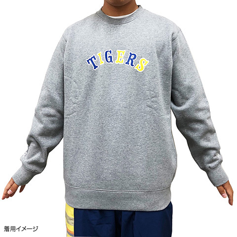 UNDEFEATED - 【即日発送】UNDEFEATED×阪神タイガース LOGO CREW SWEAT 即日発送】UNDEFEATED×阪神タイガース LOGO CREW SWEAT
