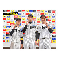 ブロマイド 5/17 T-C　5近本、13岩崎、49大竹