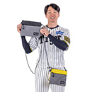 光るサコッシュ