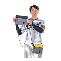 光るサコッシュ